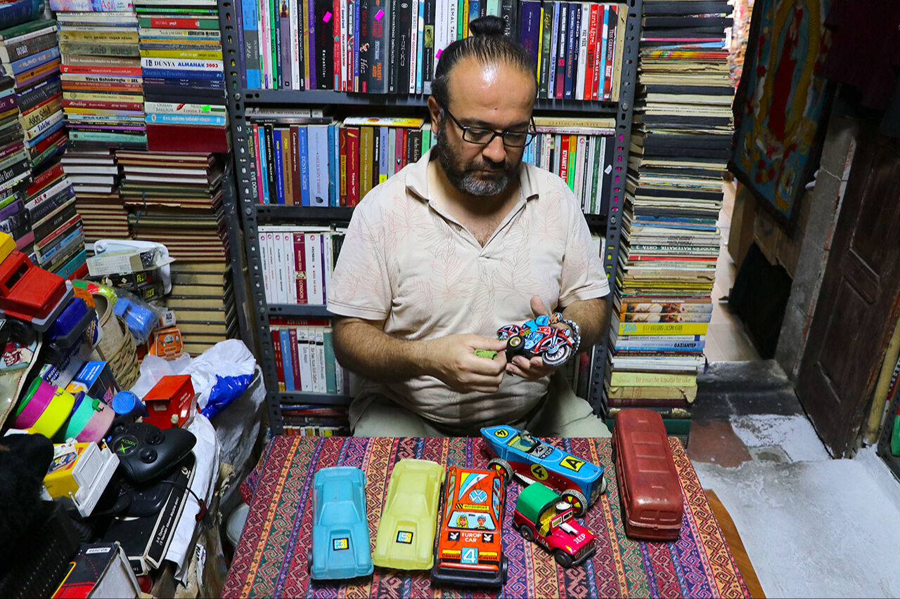 D&uuml;kkanı zaman t&uuml;neline d&ouml;n&uuml;şt&uuml;! 10 bin par&ccedil;alık oyuncak koleksiyonu g&ouml;renleri hayran bırakıyor - 1. Resim