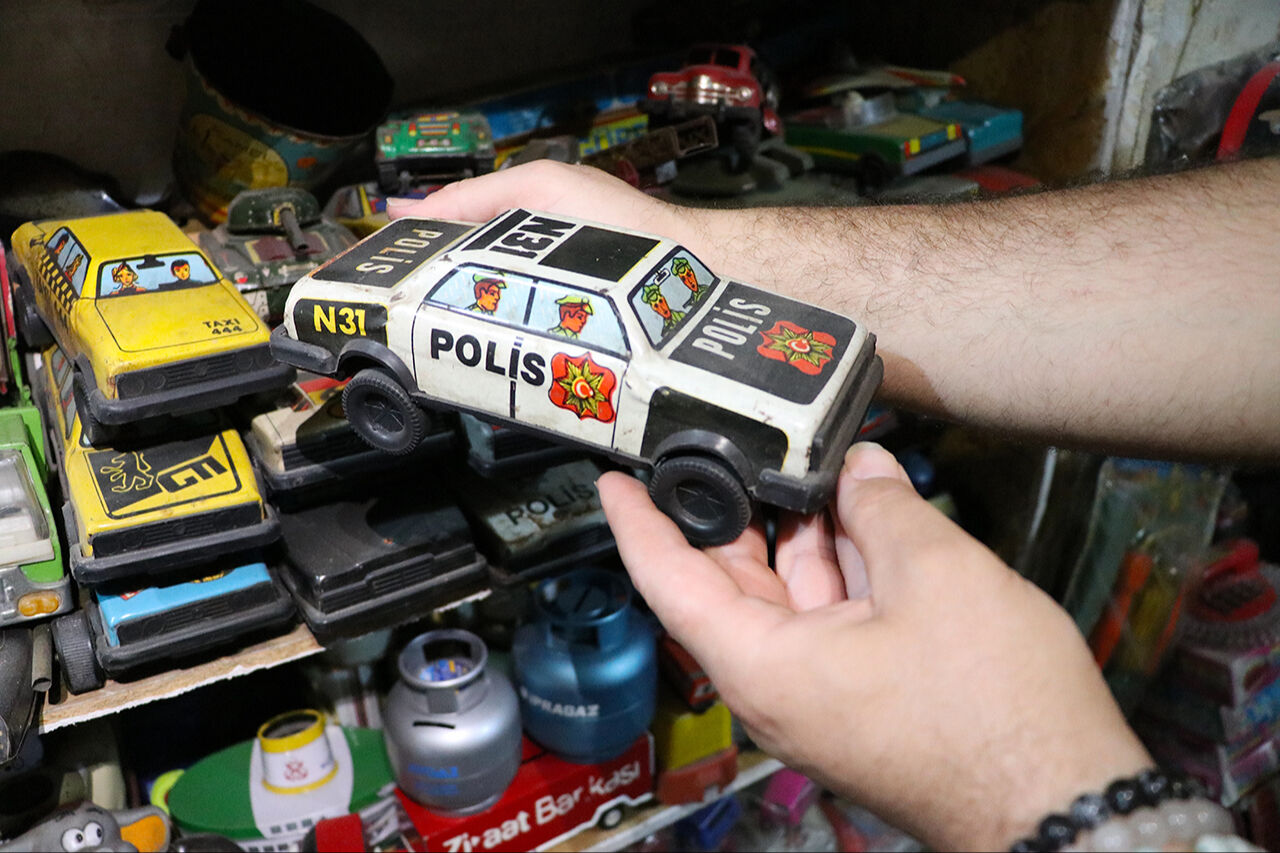 D&uuml;kkanı zaman t&uuml;neline d&ouml;n&uuml;şt&uuml;! 10 bin par&ccedil;alık oyuncak koleksiyonu g&ouml;renleri hayran bırakıyor - 3. Resim