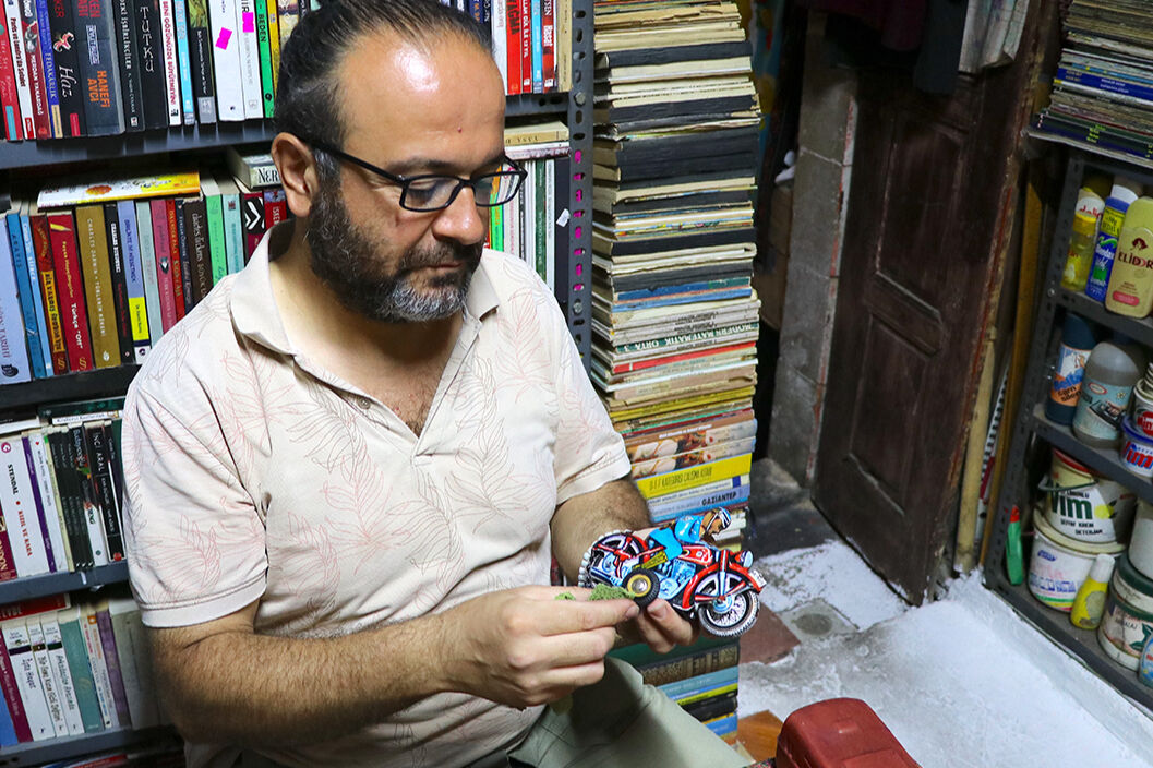 D&uuml;kkanı zaman t&uuml;neline d&ouml;n&uuml;şt&uuml;! 10 bin par&ccedil;alık oyuncak koleksiyonu g&ouml;renleri hayran bırakıyor - 4. Resim