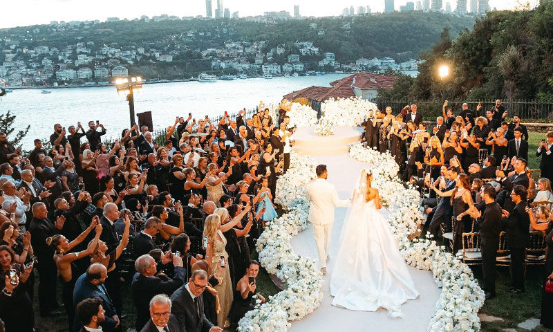 esra-erolun-kardesi-eda-erolu-evlendirdi-yakisikli-damadin-meslegi-ortaya-cikti-17564489878837_1.jpg