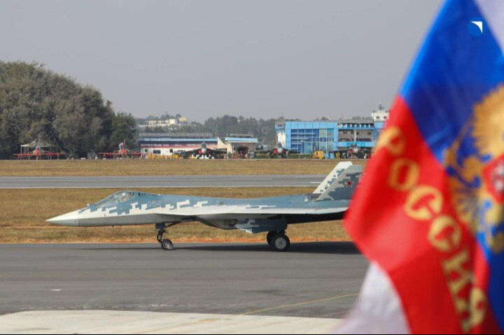 Hastaneleri vuran füzelerin içinden ABD ve Avrupa çipleri çıktı! Yaptırımları deldiler Hindistan'daki bir hava gösterisinde bir Rus SU-57 savaş uçağı