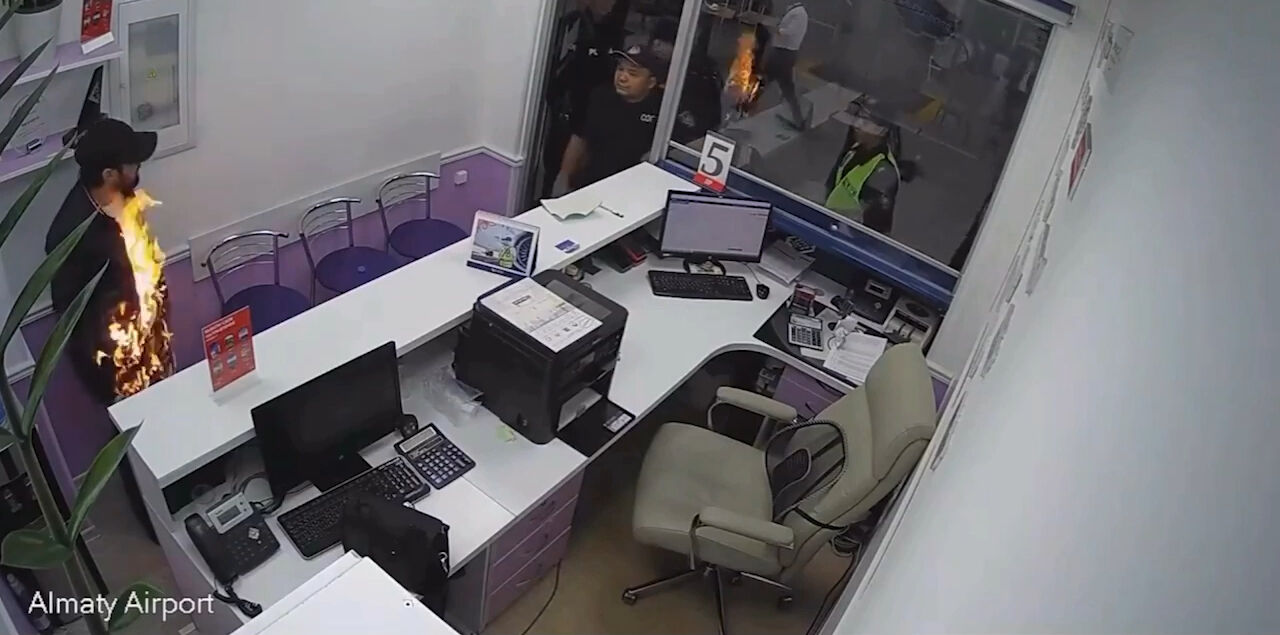 Havalimanında dehşet anları! Uçağını kaçıran yolcu kendini ateşe verdi - 1. Resim