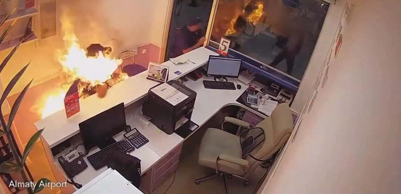 Havalimanında dehşet anları! Uçağını kaçıran yolcu kendini ateşe verdi - 2. Resim