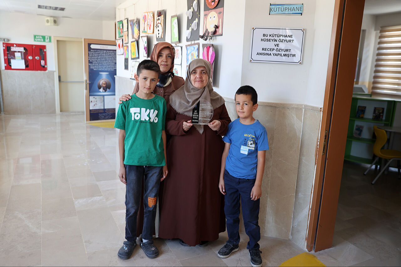 Kanser hastası ağabeyin hayali gerçekleşti! Recep Özyurt'un adı kütüphanede yaşayacak - 3. Resim