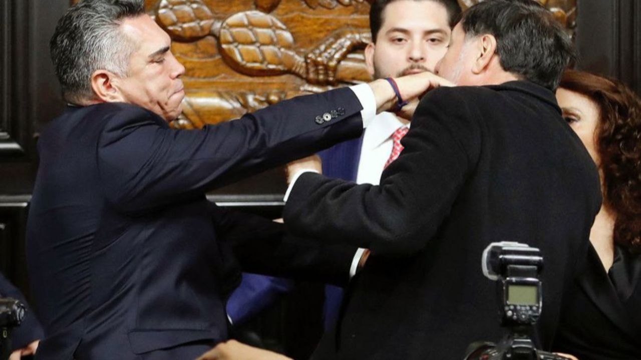 Meksika Senatosu karıştı! Başkan ile Muhalefet lideri yumruk yumruğa kavga etti Meksika Senatosu karıştı! Başkan ile Muhalefet lideri yumruk yumruğa kavga etti