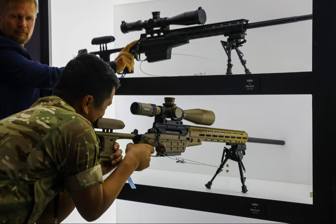 Netanyahu'ya tokat üstüne tokat! Londra’daki savunma fuarından kapı dışarı edildi Netanyahu'ya tokat üstüne tokat! Londra’daki savunma fuarından kapı dışarı edildi - 1. Resim