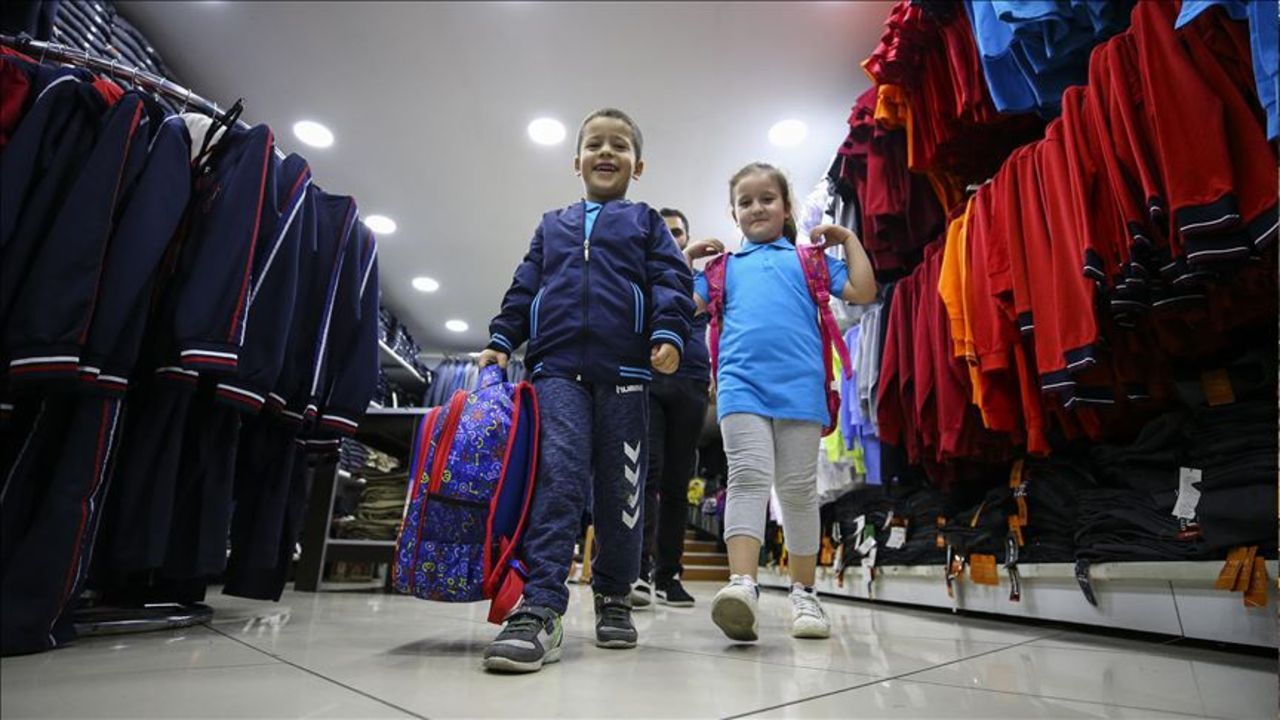Okul kıyafeti alışverişi sektörü hareketlendirdi! Esnaf yoğunluktan memnun Okul kıyafeti alışverişi sektörü hareketlendirdi! Esnaf yoğunluktan memnun
