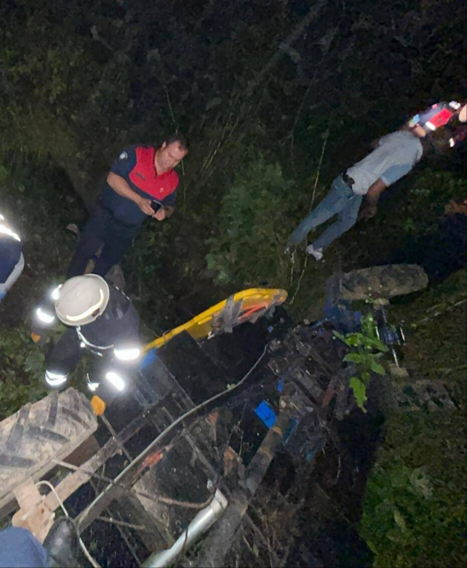Patpat uçuruma uçtu, baba ve oğlunu ölüm ayırdı - 1. Resim