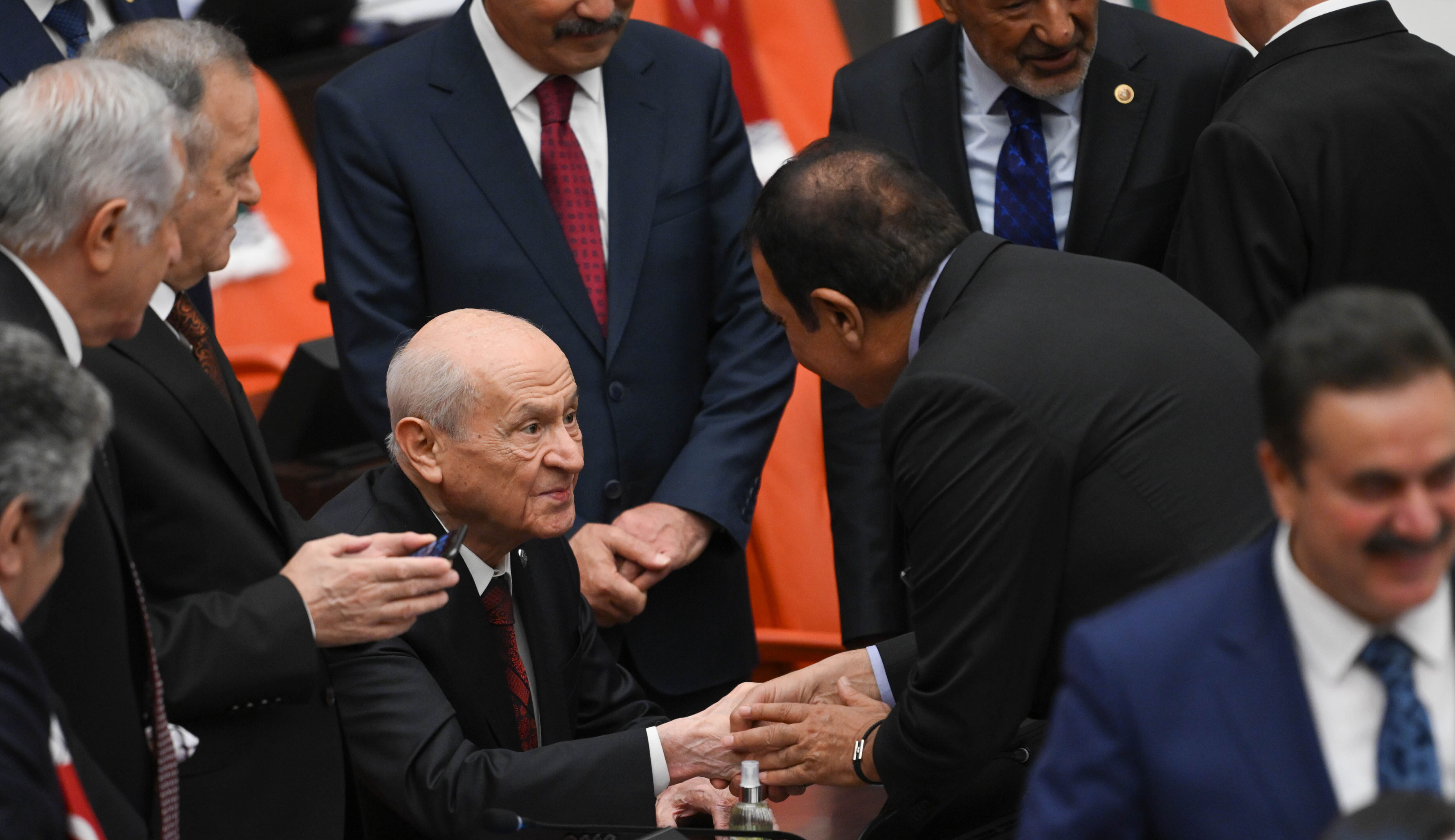 TBMM'de bir araya geldiler! Özgür Özel ve Bahçeli arasında dikkat çeken an - 1. Resim