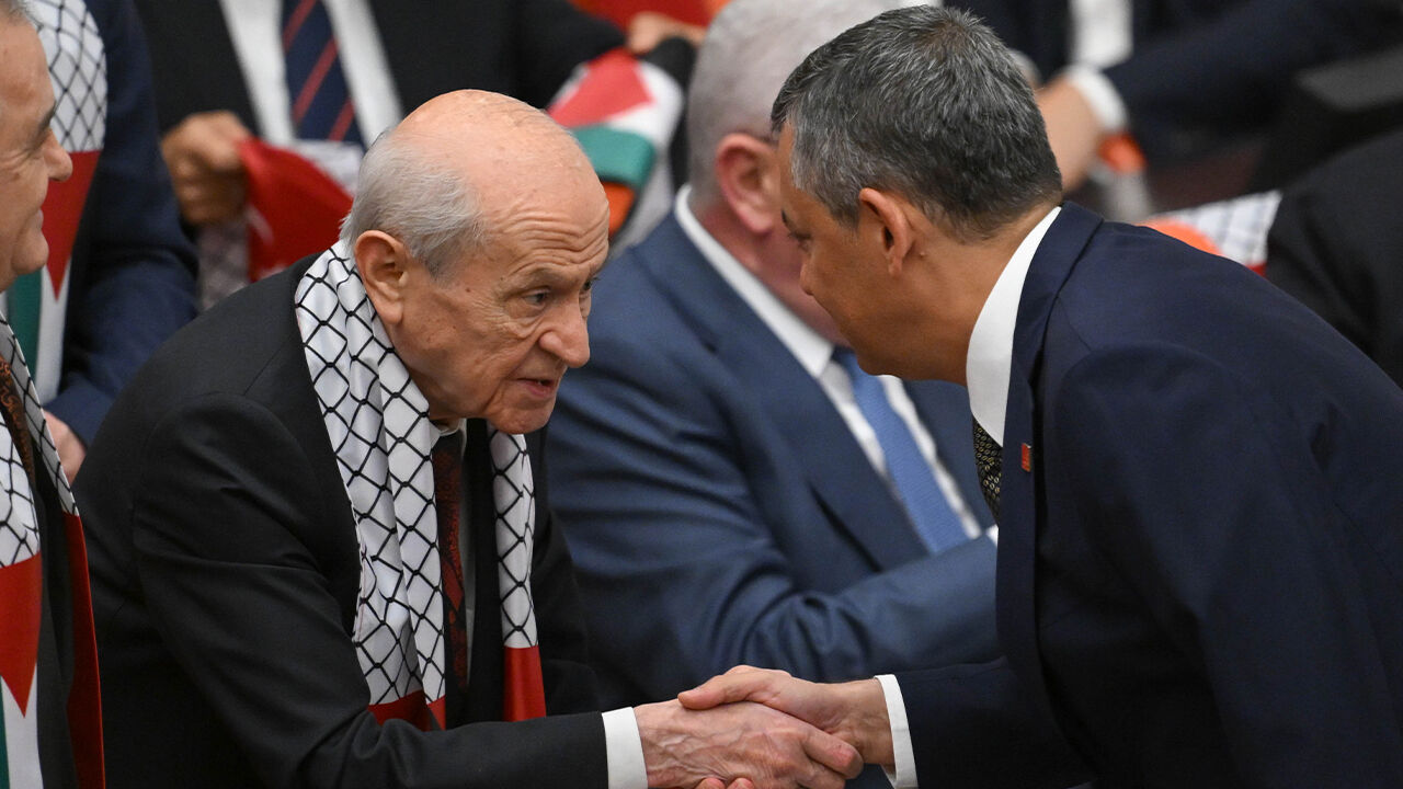 TBMM'de bir araya geldiler! Özgür Özel ve Bahçeli arasında dikkat çeken an - 3. Resim
