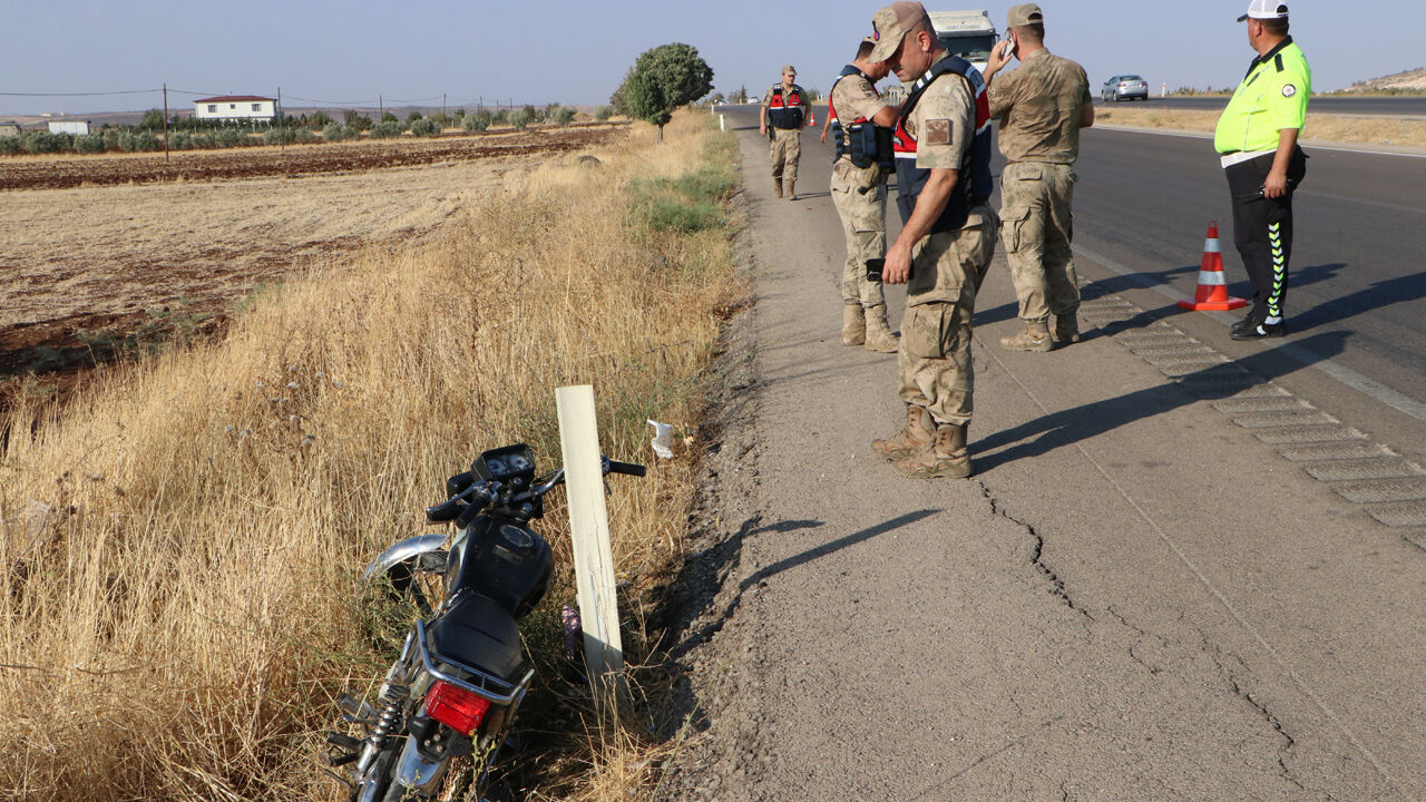 Trafikte akılalmaz olay! 6 kişi bindikleri motosikletle ölümden döndüler - 1. Resim