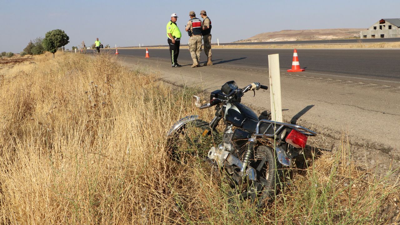 Trafikte akılalmaz olay! 6 kişi bindikleri motosikletle ölümden döndüler Trafikte akılalmaz olay! 6 kişi bindikleri motosikletle ölümden döndüler