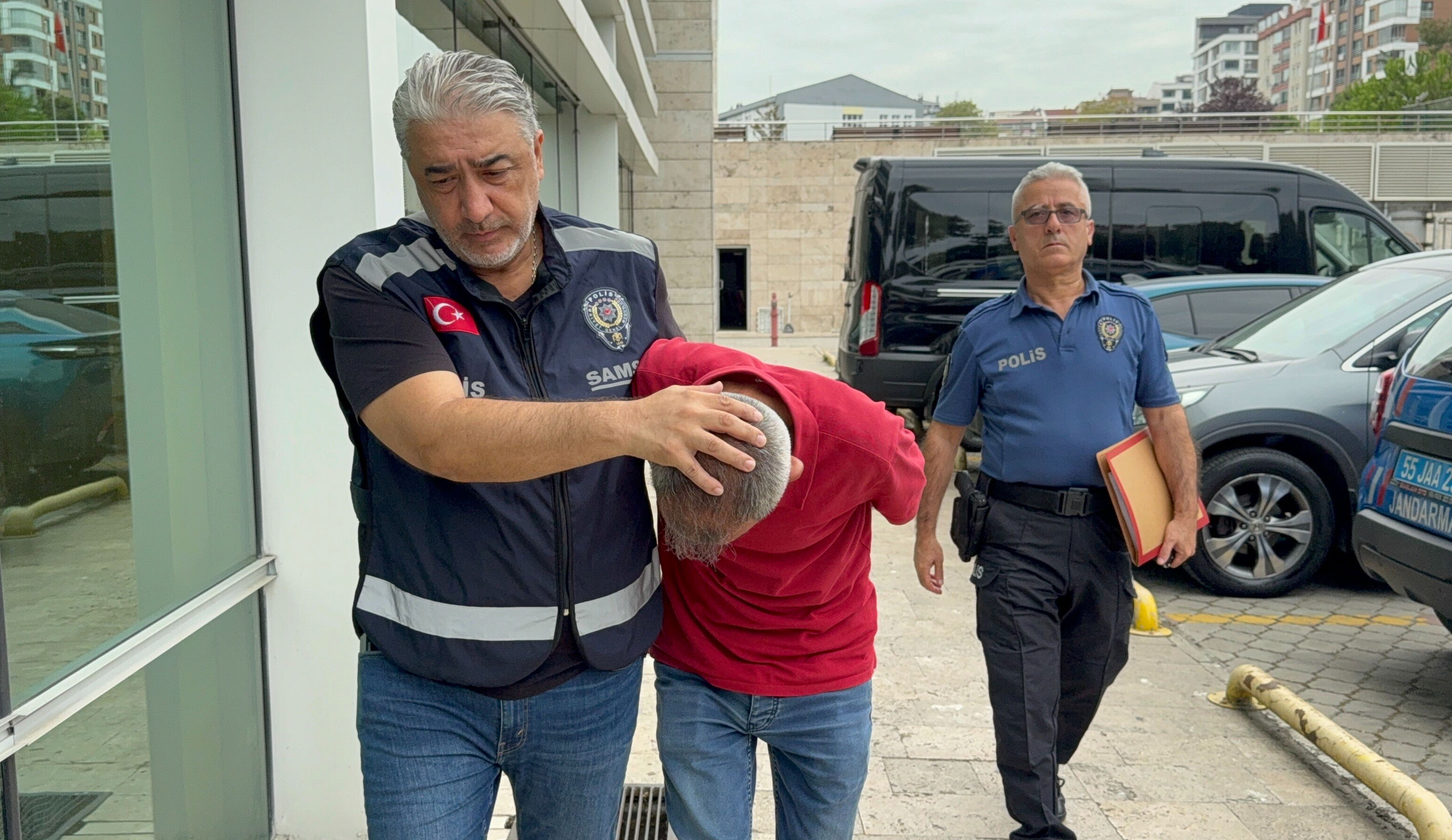 Tramvayda mide bulandıran iddia! Yolcular dövüp polise teslim etti - 1. Resim