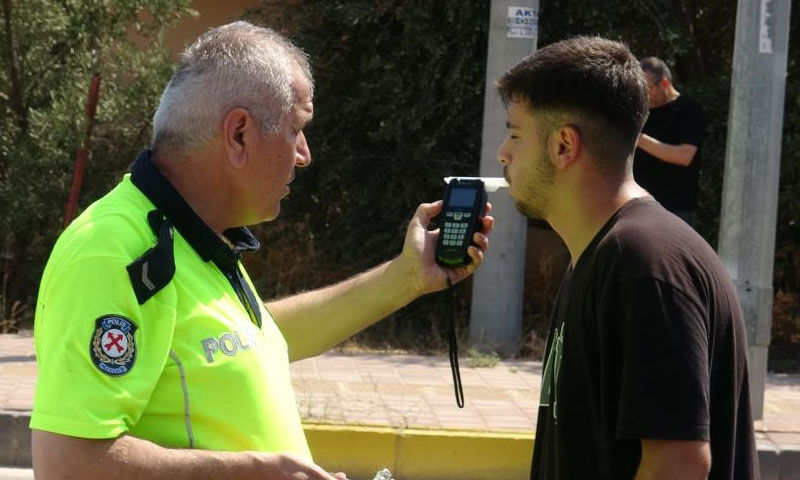 Antalya’da feci kaza! Yan yatan araçtan 4 kişi de yara almadan çıktı - 4. Resim