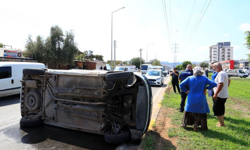 Antalya’da feci kaza! Yan yatan araçtan 4 kişi de yara almadan çıktı - 2. Resim
