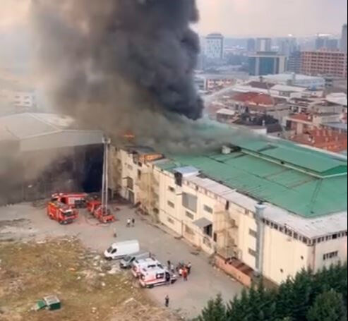 Bağcılar'da sabah saatlerinde korkutan yangın! Dumanlar gökyüzünü kapladı - 1. Resim