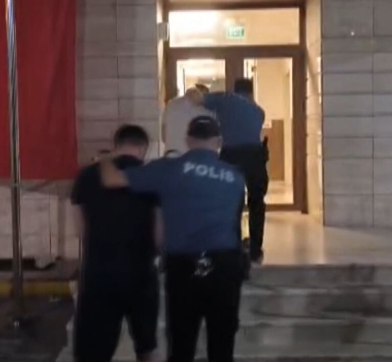 Balkona iç çamaşırıyla çıktı! 