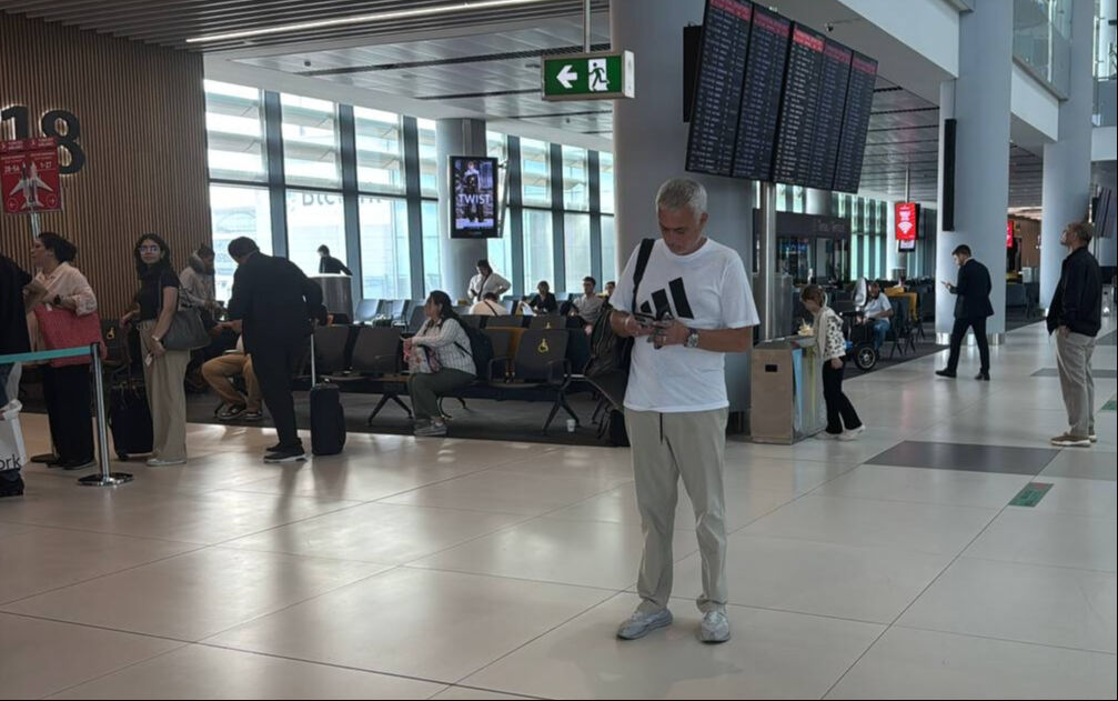 Binlerce kişi karşılamıştı! Jose Mourinho, İstanbul'dan böyle ayrıldı - 1. Resim