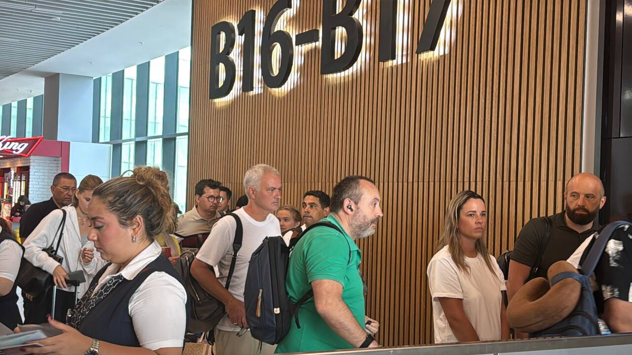 Binlerce kişi karşılamıştı! Jose Mourinho, İstanbul'dan böyle ayrıldı - 2. Resim