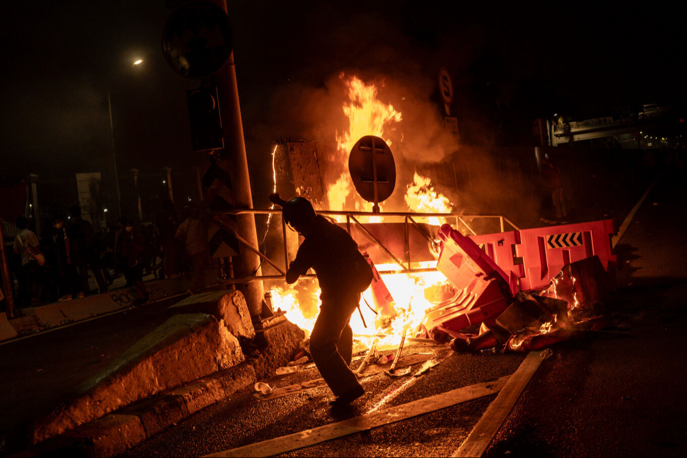 Endonezya’da protestocular hükümet binasını yaktı! Çok sayıda ölü var - 1. Resim