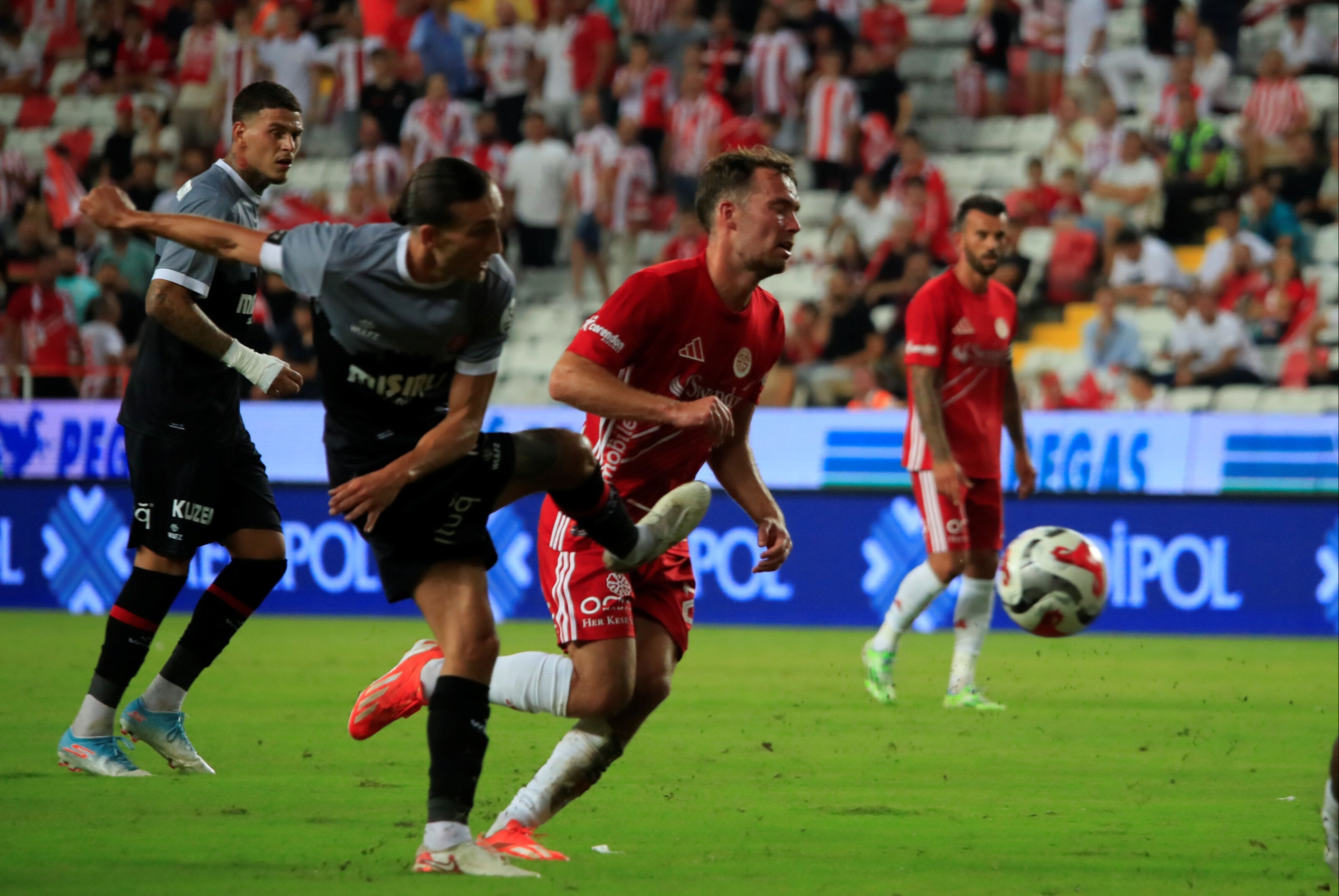 Galibiyet 90+3'te geldi! Fatih Karagümrük, Antalyaspor deplasmanından 3 puanla döndü - 2. Resim