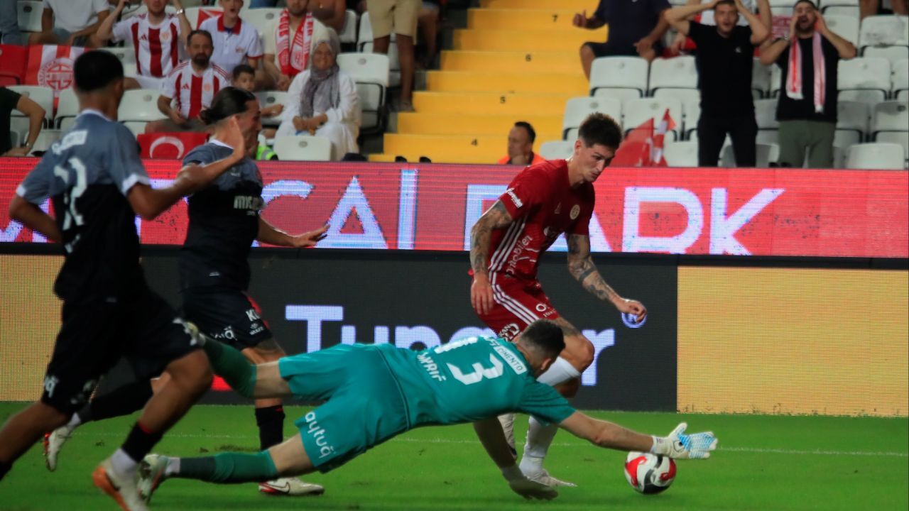 Galibiyet 90+3'te geldi! Fatih Karagümrük, Antalyaspor deplasmanından 3 puanla döndü Galibiyet 90+3'te geldi! Fatih Karagümrük, Antalyaspor deplasmanından 3 puanla döndü