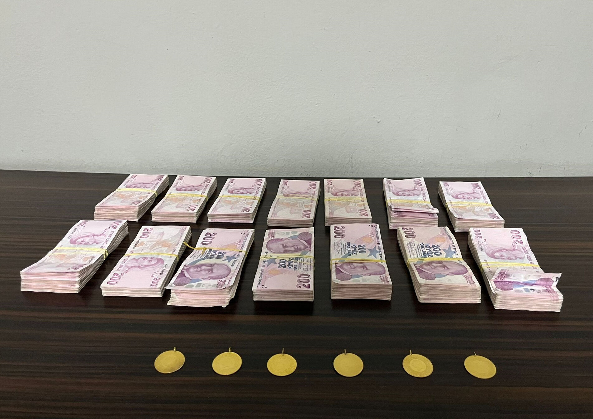 Gizli hazineyi fark etmedi, eski eşyalarla birlikte altınlar da gitti - 1. Resim