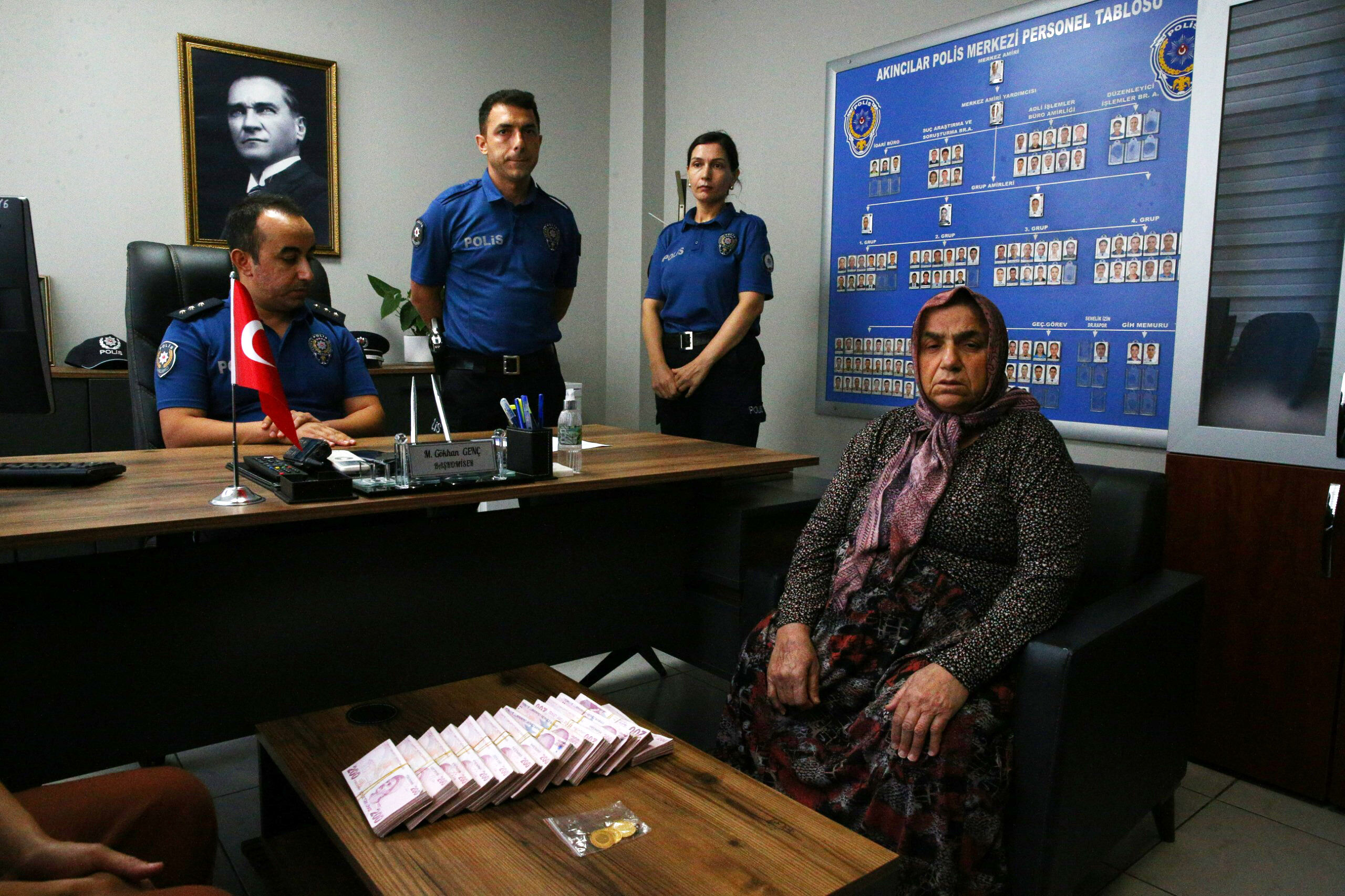 Gizli hazineyi fark etmedi, eski eşyalarla birlikte altınlar da gitti - 2. Resim