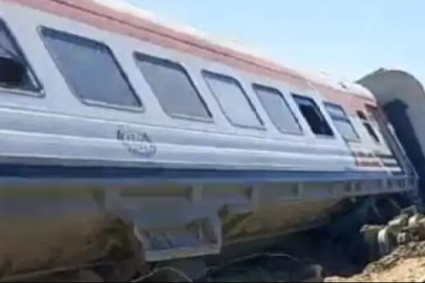 Mısır'da tren raydan çıktı! 3 ölü 94 yaralı var - 1. Resim