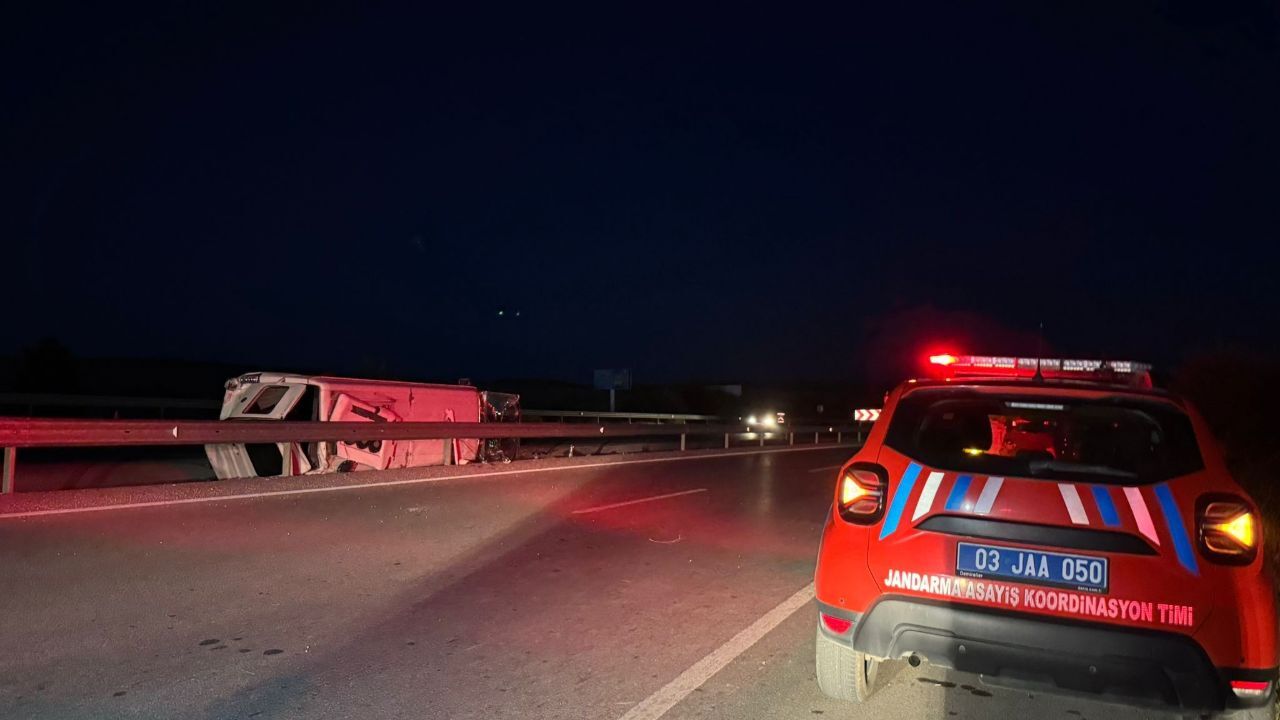 Önce otomobile çarptı ardından refüje devrildi! Feci kazada 3'ü ağır çok sayıda yaralı var Önce otomobile çarptı ardından refüje devrildi! Feci kazada 3'ü ağır çok sayıda yaralı var