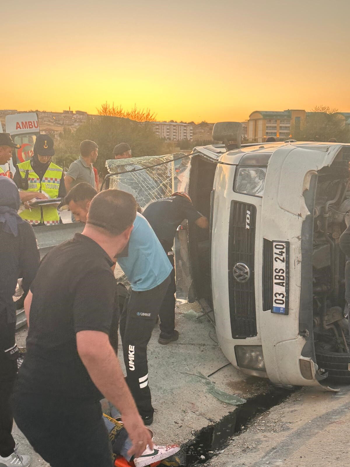 Önce otomobile çarptı ardından refüje devrildi! Feci kazada 3'ü ağır çok sayıda yaralı var - 2. Resim