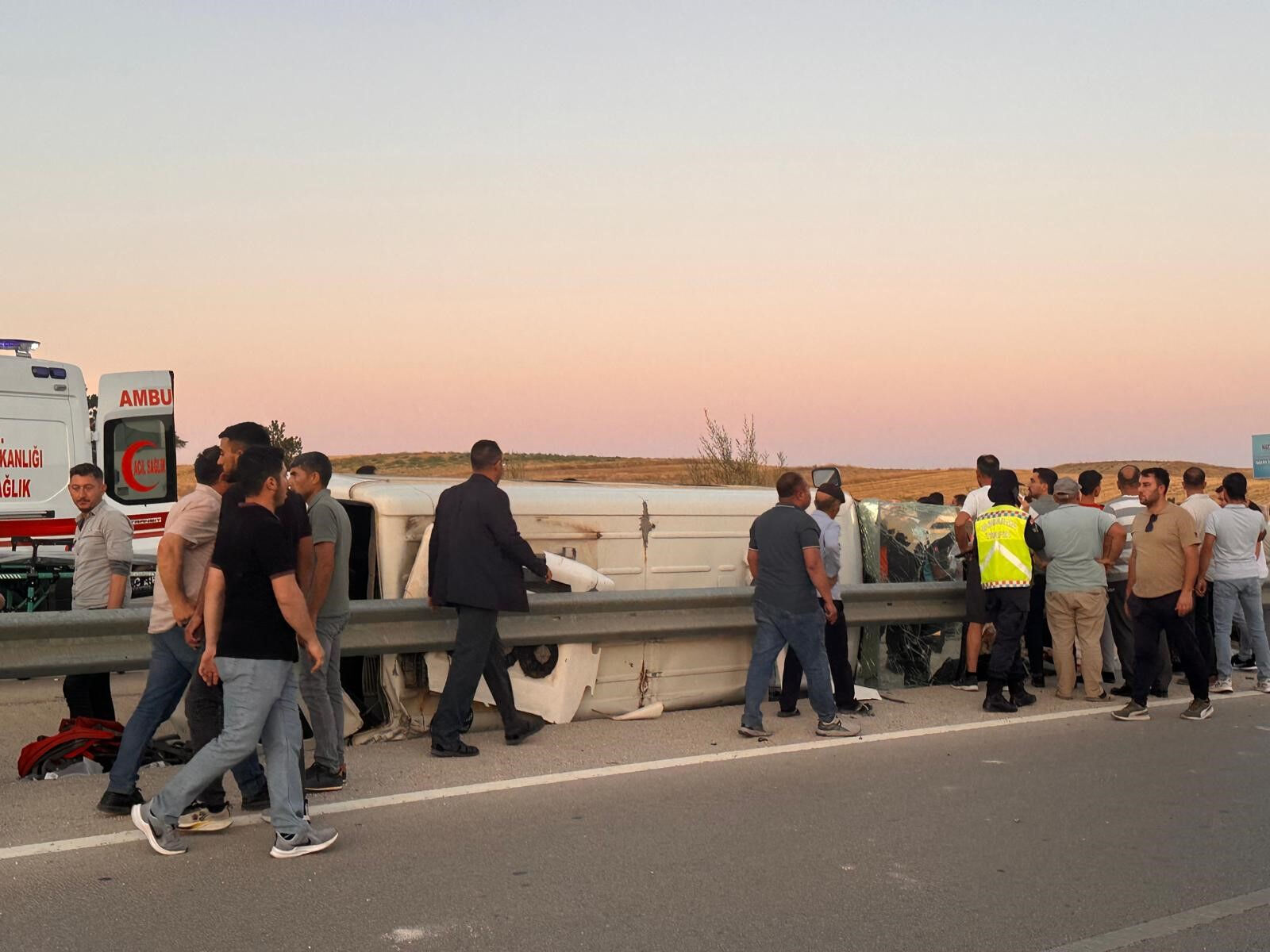Önce otomobile çarptı ardından refüje devrildi! Feci kazada 3'ü ağır çok sayıda yaralı var - 1. Resim