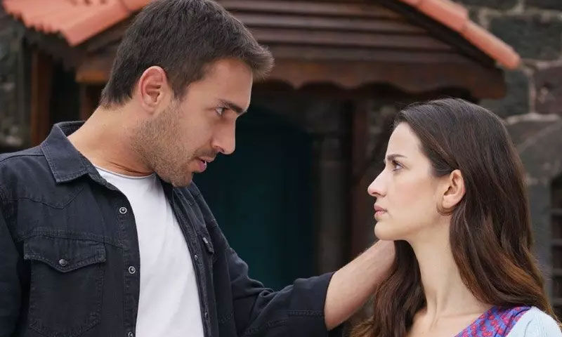 Tatil kazası yürekleri ağza getirmişti! Hamile oyuncu İrem Helvacıoğlu boyunlukla düğüne katıldı - 4. Resim