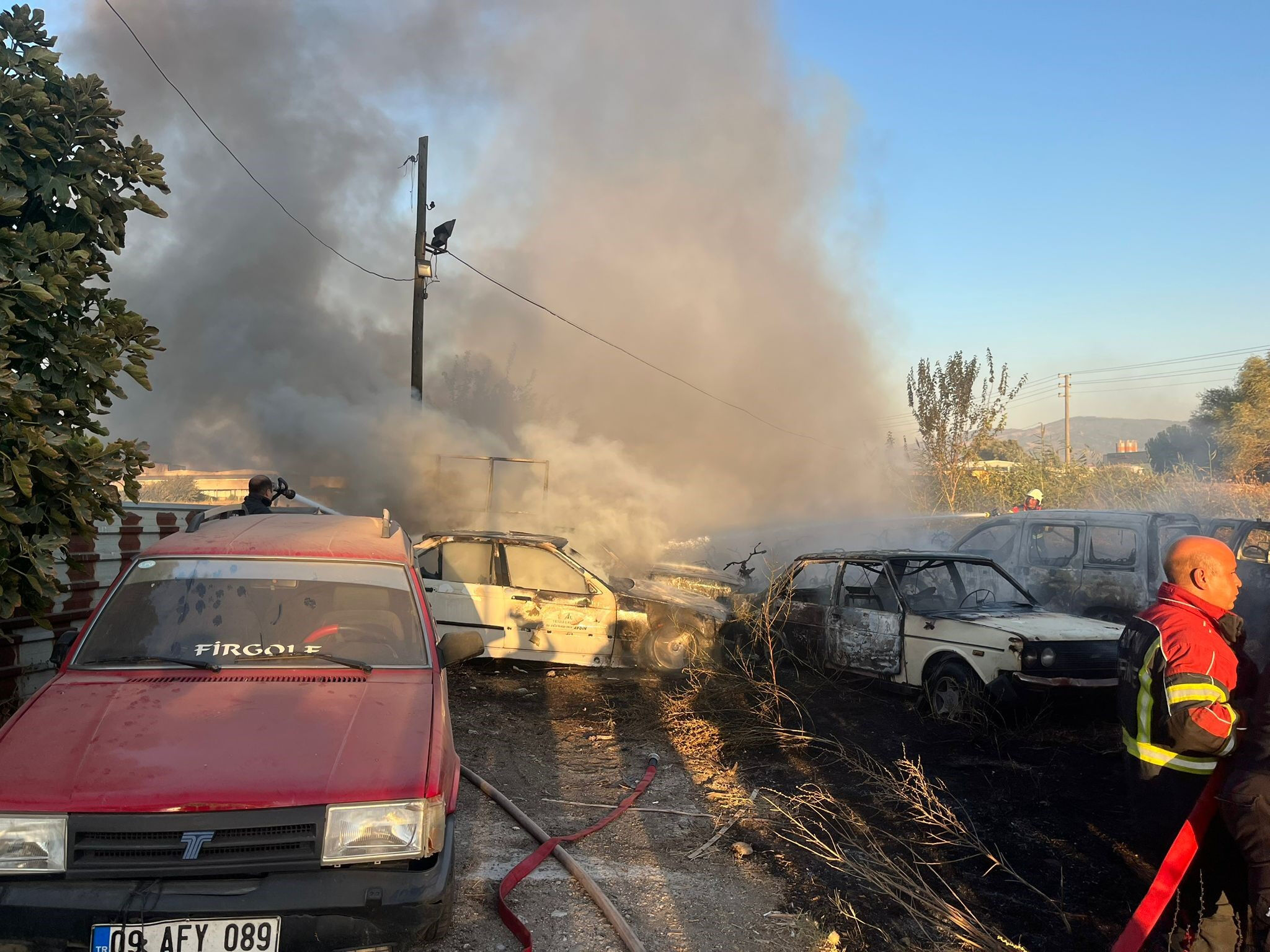 Yediemin otoparkında yangın &ccedil;ıktı! Otomobiller ve motosikletler k&uuml;l oldu - 2. Resim