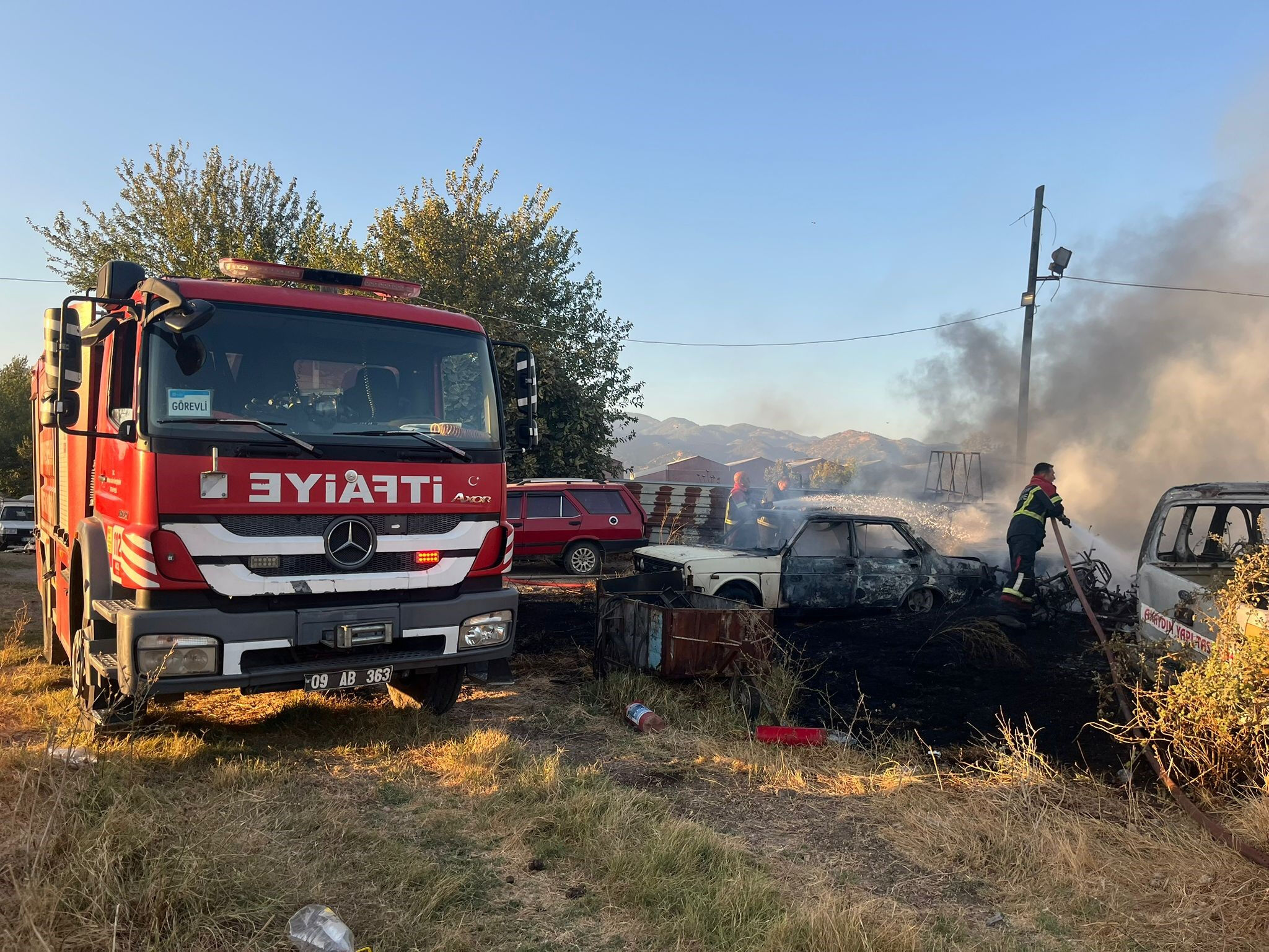 Yediemin otoparkında yangın &ccedil;ıktı! Otomobiller ve motosikletler k&uuml;l oldu - 1. Resim