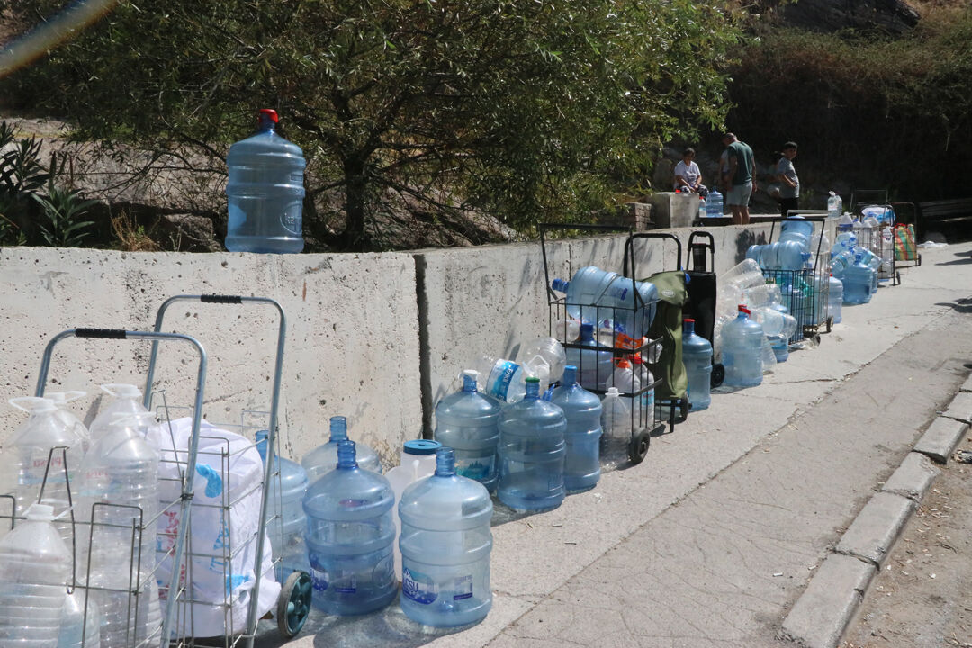2025'in İzmir'inde çeşme kuyruğu! Yaşlısı genci bidonla sırada - 1. Resim