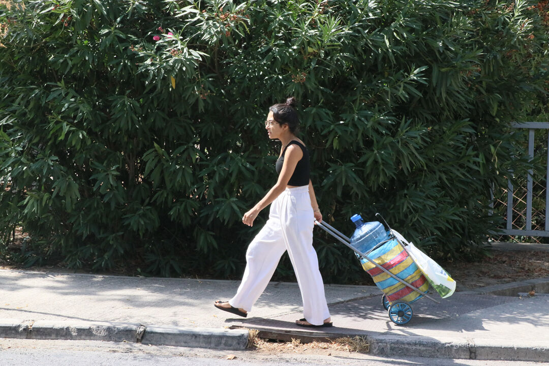 2025'in İzmir'inde çeşme kuyruğu! Yaşlısı genci bidonla sırada - 3. Resim