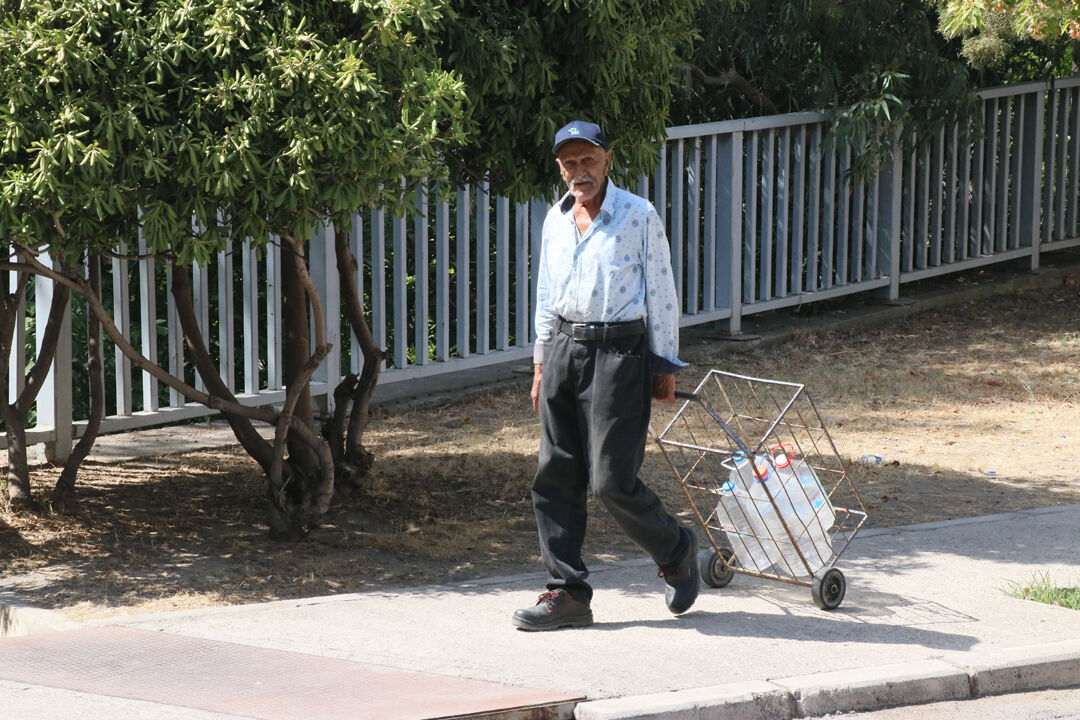 2025'in İzmir'inde çeşme kuyruğu! Yaşlısı genci bidonla sırada - 5. Resim
