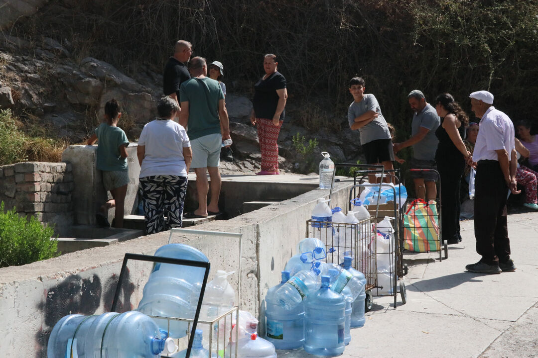 2025'in İzmir'inde çeşme kuyruğu! Yaşlısı genci bidonla sırada - 2. Resim