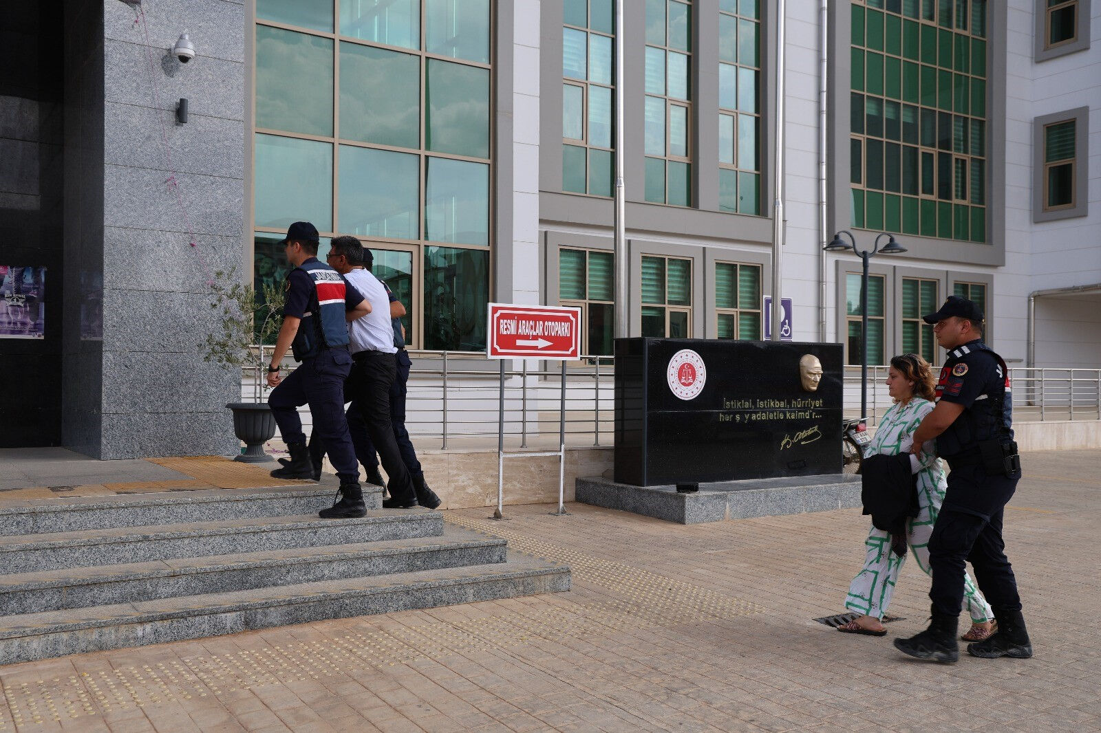 70 yaşındaki adamı döverek öldürmüşlerdi: Katil çiftin evi alev alev yandı! - 1. Resim