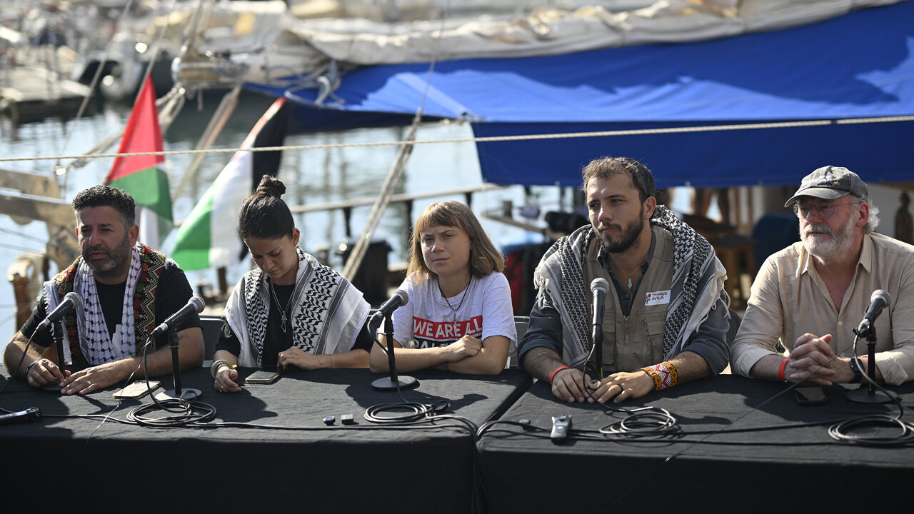 Akdeniz'de onlarca tekne Gazze için yola çıktı! Tek bir hedefleri var İsveçli aktivist Greta Thunberg (ortada), İrlandalı aktör Liam Cunningham (sağda), 'Küresel Sumud Filosu' (Global Sumud Flotilla) adlı girişimin sözcüsü Saif Abukeshek (solda) ve aktivistler Yasemin Acar (sol 2) ile Thiago Avila (sağ 2)