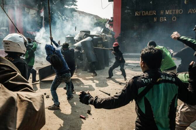 Endonezya’da iç savaş alarmı! Halk milletvekili evlerini bastı, lüks arabaları parçaladı - 1. Resim
