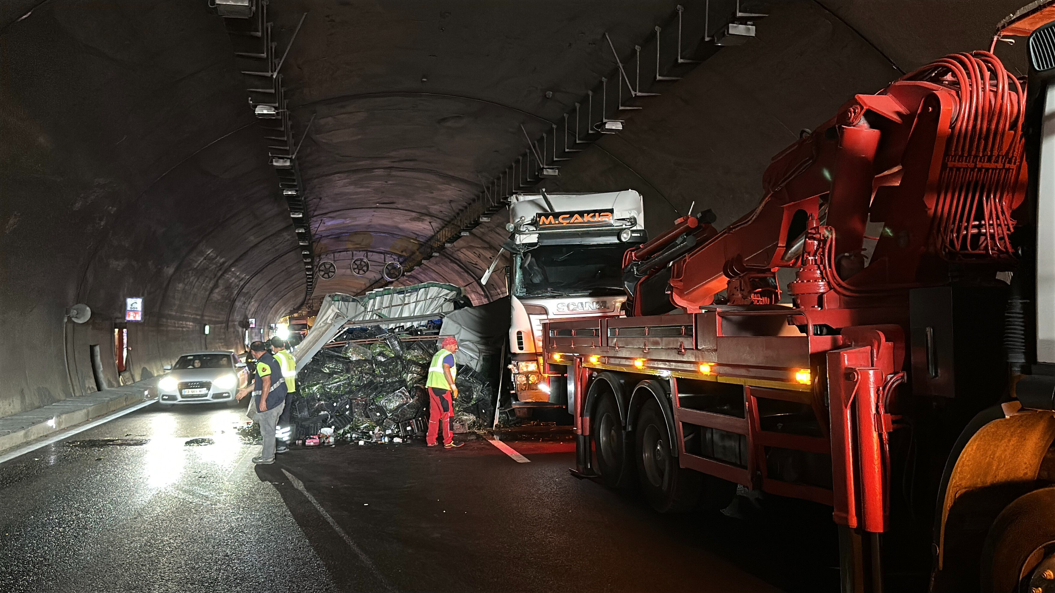 İstanbul'a gelen sebzeler yola saçıldı! Kuzey Marmara Otoyolu'nda tır devrildi, uzun trafik oluştu - 1. Resim
