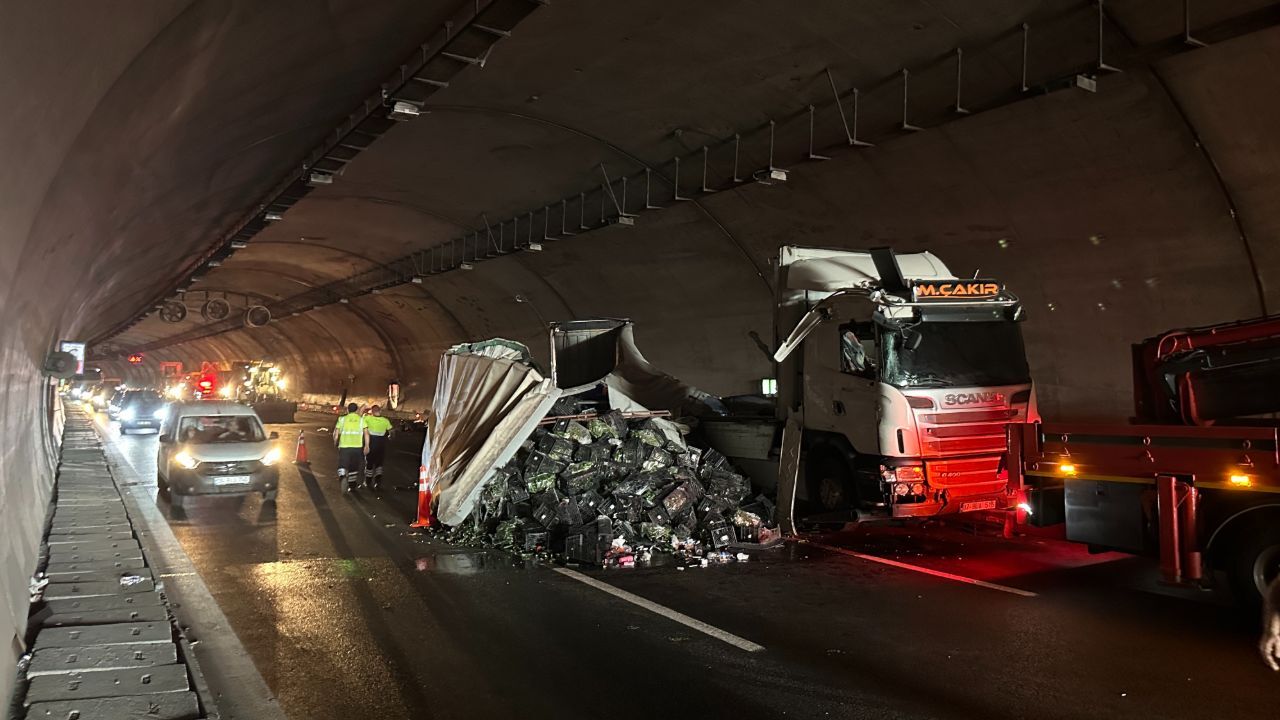 İstanbul'a gelen sebzeler yola saçıldı! Kuzey Marmara Otoyolu'nda tır devrildi, uzun trafik oluştu İstanbul'a gelen sebzeler yola saçıldı! Kuzey Marmara Otoyolu'nda tır devrildi, uzun trafik oluştu