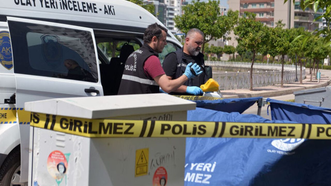 İstanbul'un göbeğinde vahşet: Çöpte yanık ve kesikleri olan bebek bulundu! İstanbul'un göbeğinde vahşet: Çöpte yanık ve kesikleri olan bebek bulundu!