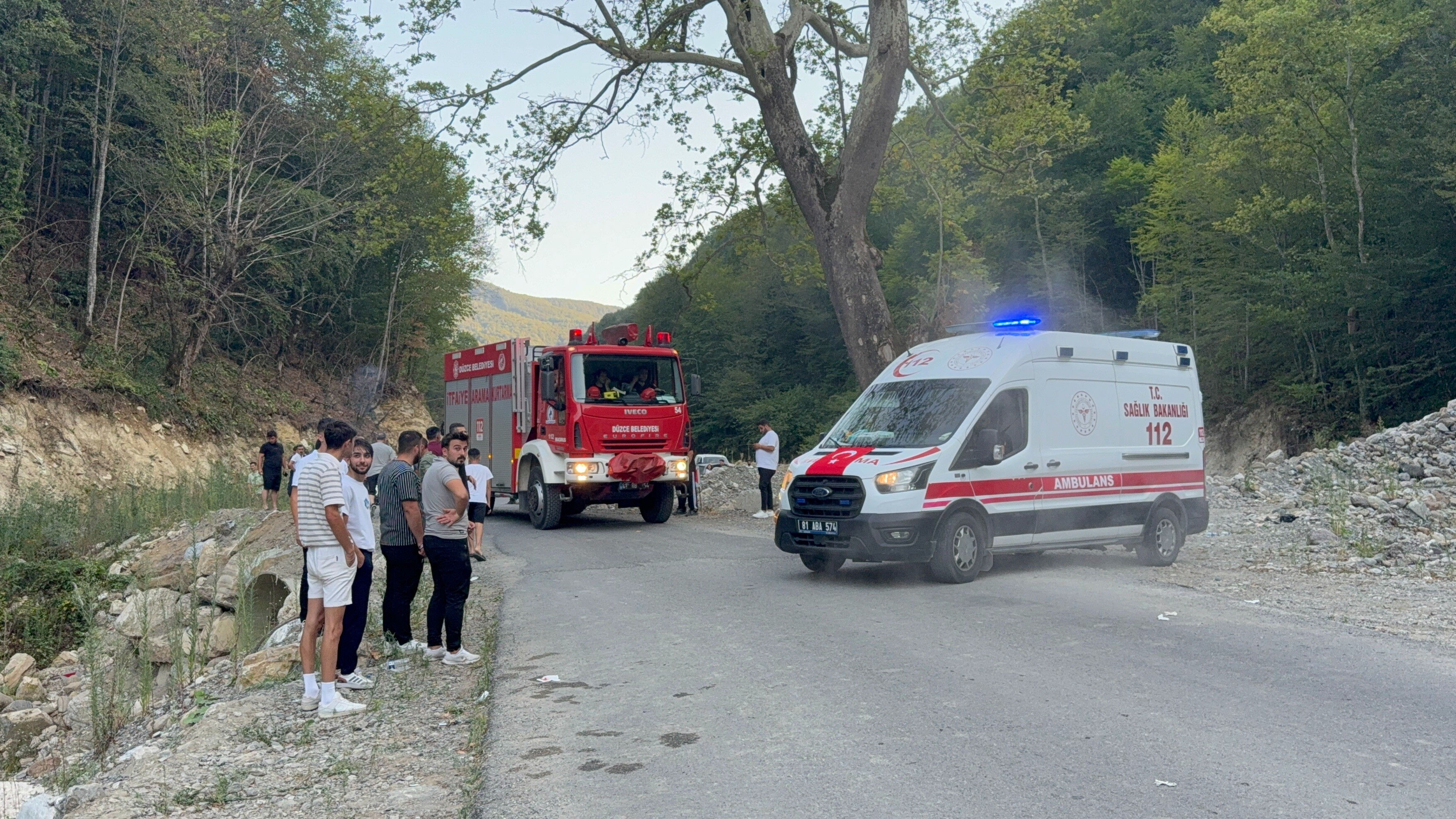 Piknik eğlencesinin acı sonu! Dereye uçan araçta yaralılar var - 1. Resim