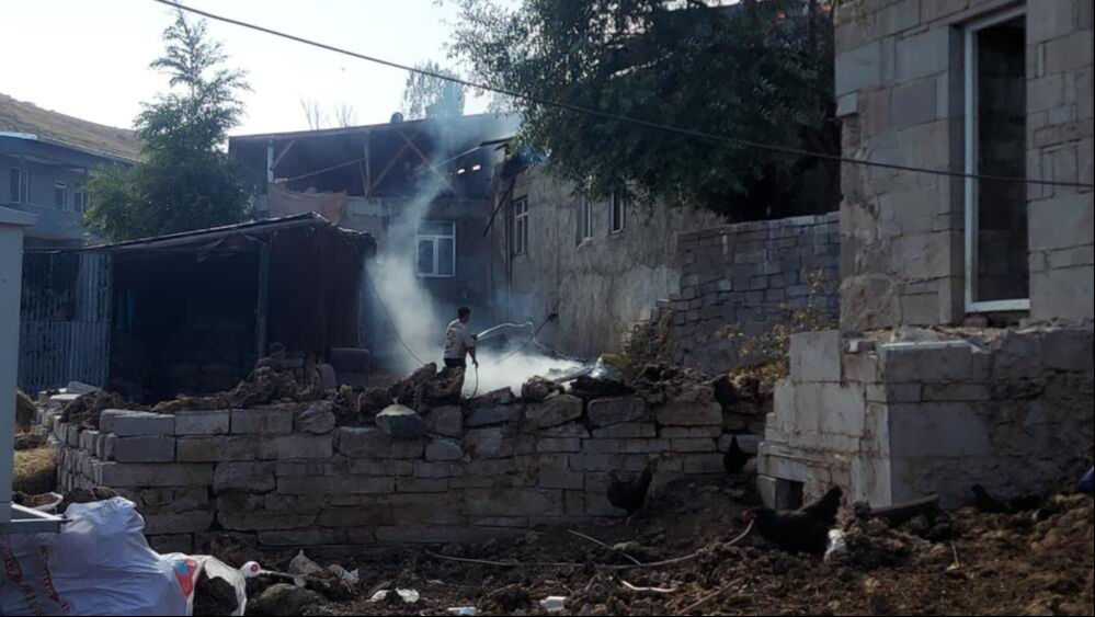 Yangın k&ouml;y&uuml; k&uuml;l etti! 15 ev kullanılamaz hale geldi - 1. Resim