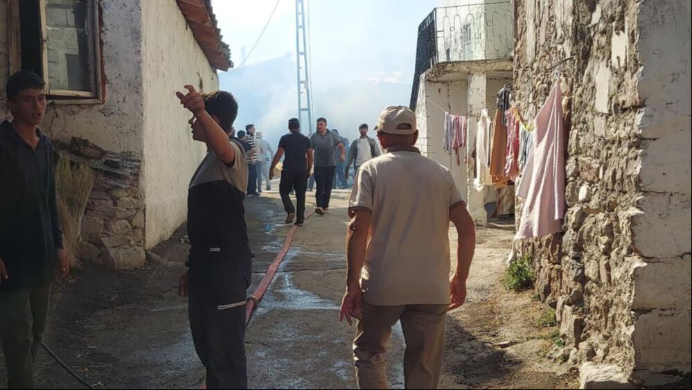 Yangın k&ouml;y&uuml; k&uuml;l etti! 15 ev kullanılamaz hale geldi - 2. Resim