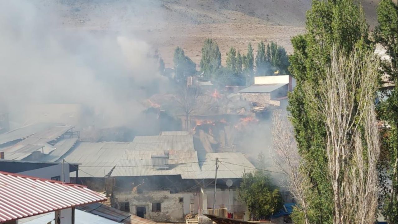 Yangın köyü kül etti! 15 ev kullanılamaz hale geldi