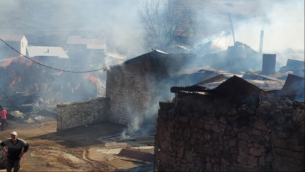 Yangın k&ouml;y&uuml; k&uuml;l etti! 15 ev kullanılamaz hale geldi - 4. Resim